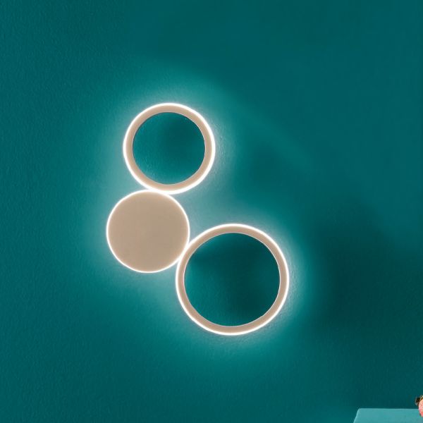 Moderne led-wandleuchte mit goldlackierter metallstruktur - punto