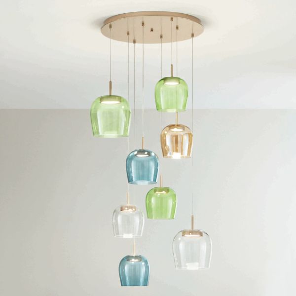 Kronleuchter aus goldlackiertem metall und led-licht und farbigem glas – hainbuche
