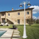 Laternenpfahl mit 2 Lichtern im Vintage-Stil aus Aluminium und Messing, hergestellt in Italien – Adela Viadurini