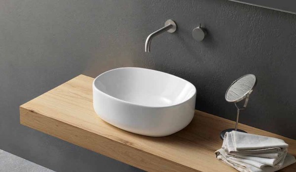 Ovales Waschbecken mit modernem Design und hohen Arbeitsplattenkanten