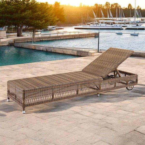 Outdoor-sonnenliege mit rollen aus handgewebtem polyrattan - gigi