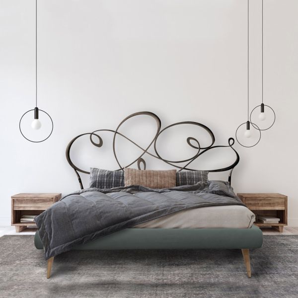 Doppelbett mit gepolstertem bettrahmen und eisenkopfteil – nebbia