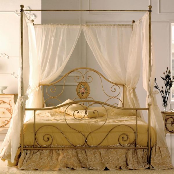 Doppelbett mit passendem fußteil aus eisenrohr, hergestellt in italien – schick