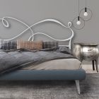 Doppelbett mit eisernem Kopfteil, 2 Nachttischen und Matratze – Design Viadurini