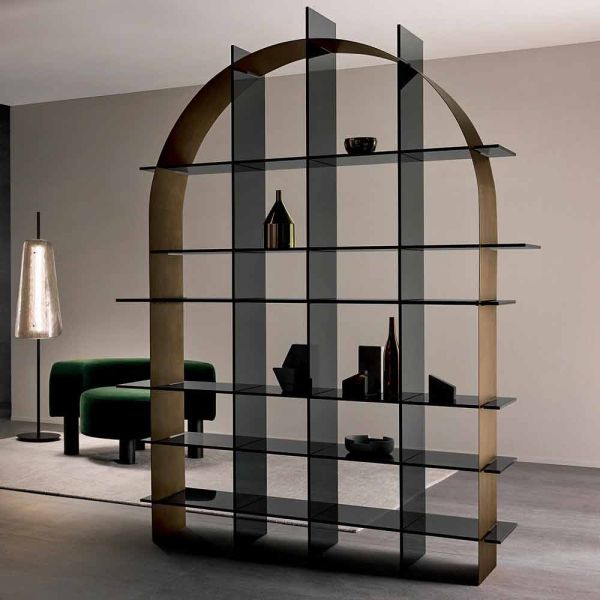 Freistehendes gewölbtes bücherregal aus rauchglas und gebürstetem bronze-design - marco