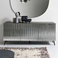 Dreitüriges Sideboard aus gestreiftem Glas und melaminbeschichtetem Holz, hergestellt in Italien - Ninfa