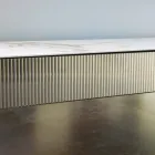 Wohnzimmer-Sideboard mit Stahlgestell und Melaminstruktur - Adriel Viadurini