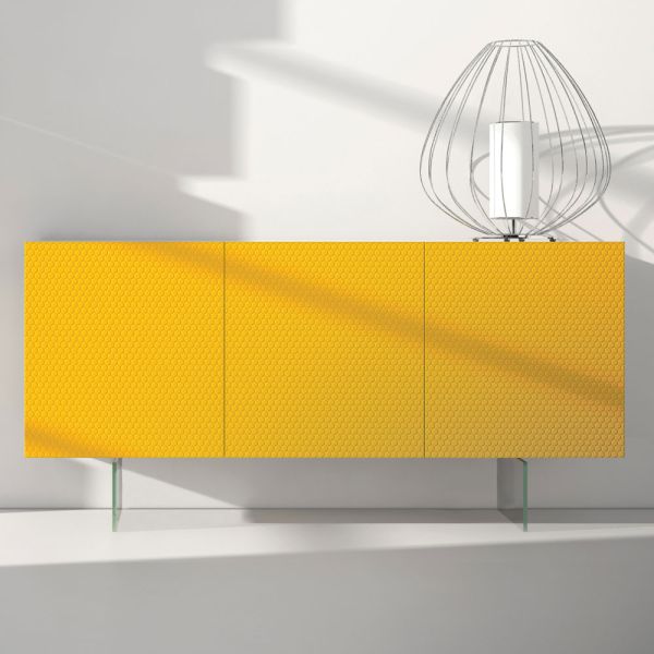 Gelb lackiertes mdf-sideboard mit 3 türen und glasfüßen made in italy - ciara