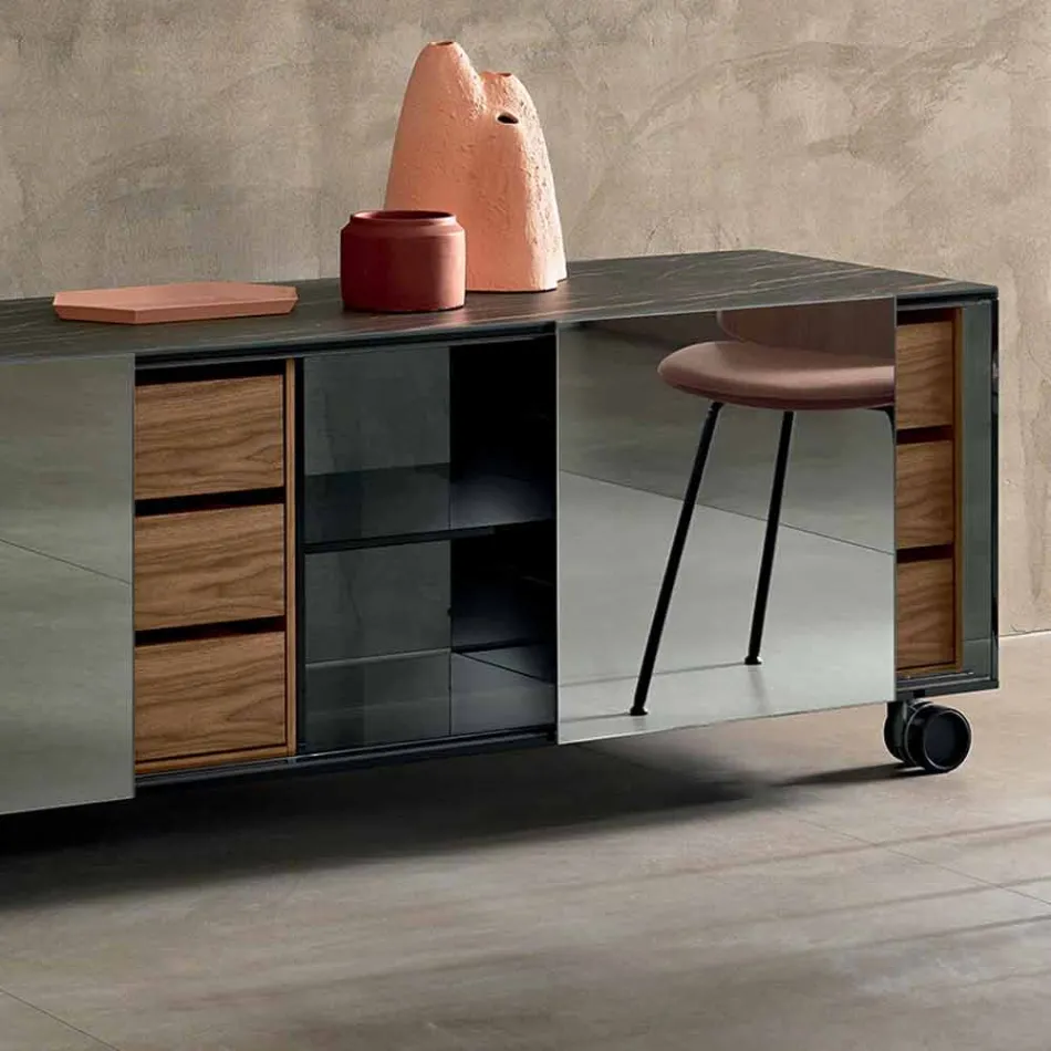 Modernes Sideboard auf Rauchglasrädern und Keramikplatte Made in Italy - Sciocca Viadurini