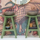 Freistehender Badezimmerschrank mit Teak-Finish und großem grünem Regal - Raomi Viadurini