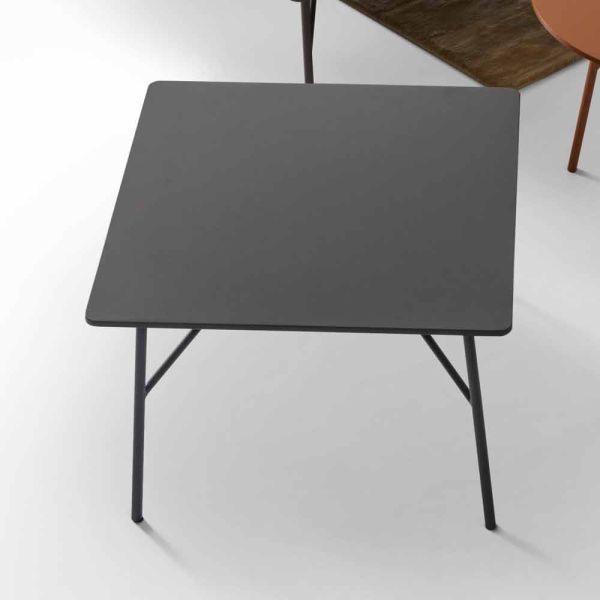 Anthrazitgrauer mdf-couchtisch im mek-design, hergestellt in italien