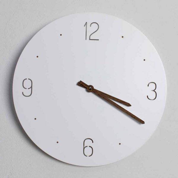 Wanduhr im klassischen design aus weißem, rundem, lasergeschnittenem holz - gemütlich