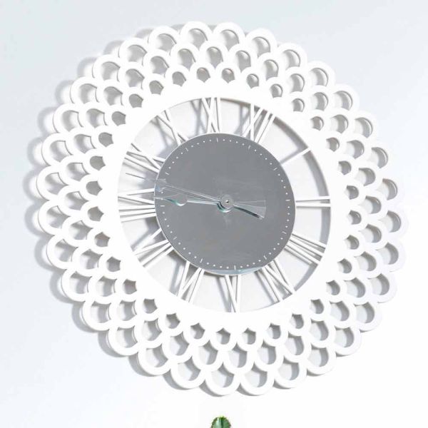 Weiße holzwanduhr großes und modernes blumenmuster - gerbera