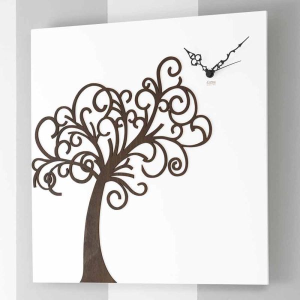 Weiße quadratische hölzerne design-wanduhr mit baum - alberoeden