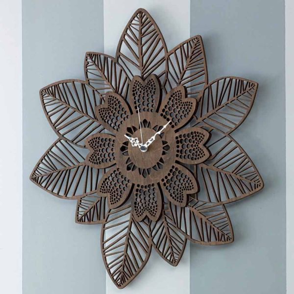 Wanduhr aus hellem oder dunklem holz mit modernem blumenmuster - aquilegia
