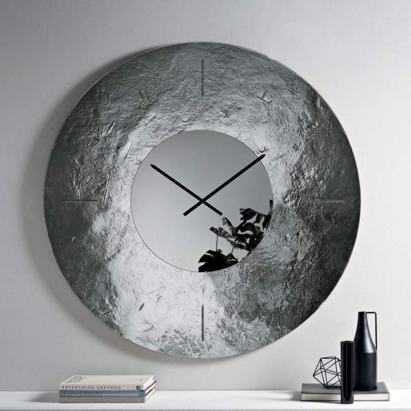 Cinzia – wanduhr aus gehämmertem, versilbertem fusingglas, hergestellt in italien