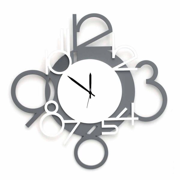 Große und moderne design wanduhr in weißem und grauem holz - ziffer