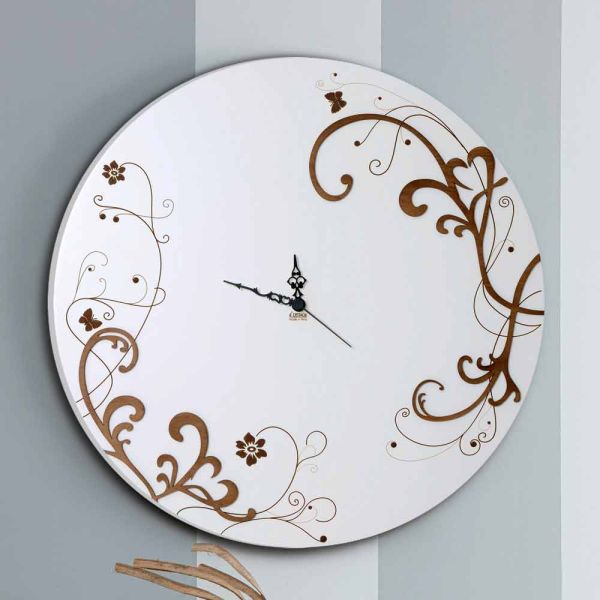 Moderne und runde holzwanduhr mit saisonalen designdekoren