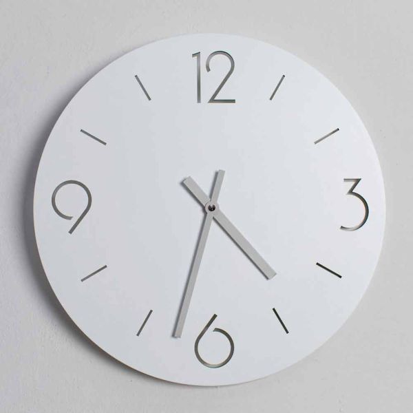 Weiße wanduhr im klassischen design aus rundem holz - septimius