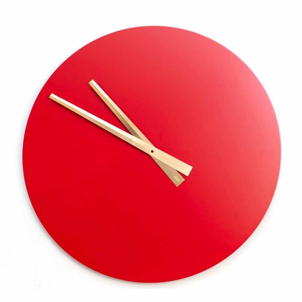 Große farbige moderne wanduhr aus rundem holz - dione