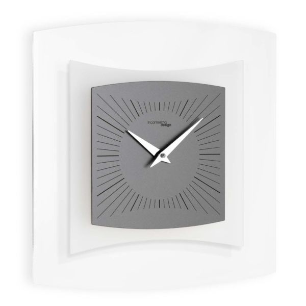 Wanduhr aus transparentem und bisatin-methacrylat, hergestellt in italien – glad
