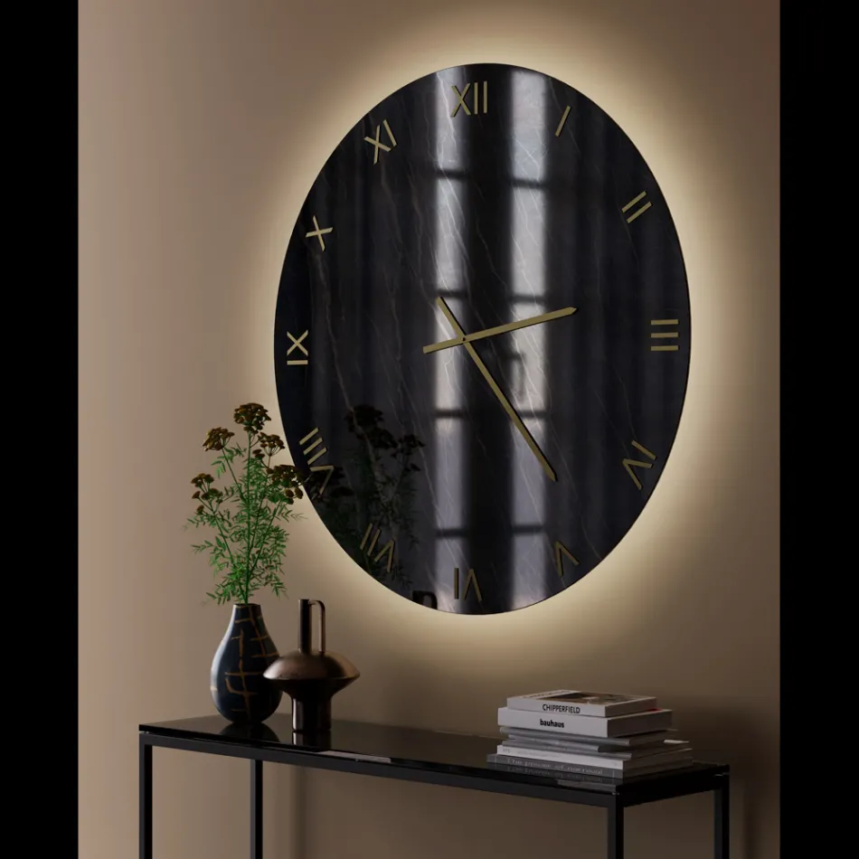 Wanduhr aus schwarzem Glas mit Marmoroptik und Messingzeigern – Cortex Viadurini