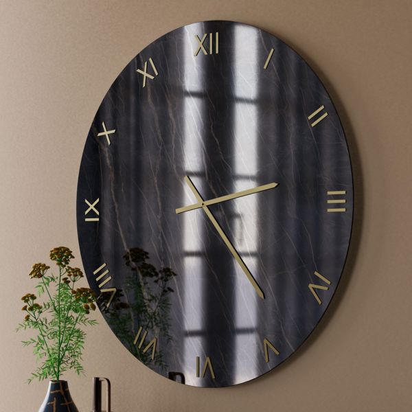 Wanduhr aus schwarzem glas mit marmoroptik und messingzeigern in goldoptik – cortex