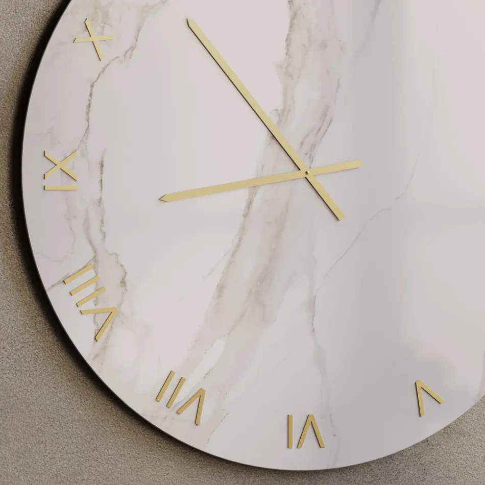 Wanduhr aus Glas in Calacatta-Marmor-Optik mit Messingzeigern - Axis Viadurini