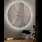 Wanduhr aus Glas in Calacatta-Marmor-Optik mit Messingzeigern - Axis Viadurini