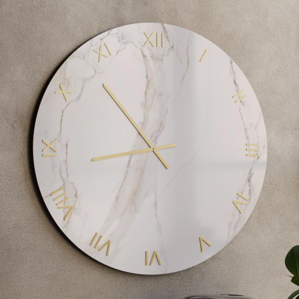 Wanduhr aus glas in calacatta-marmor-optik mit messingzeigern - axis