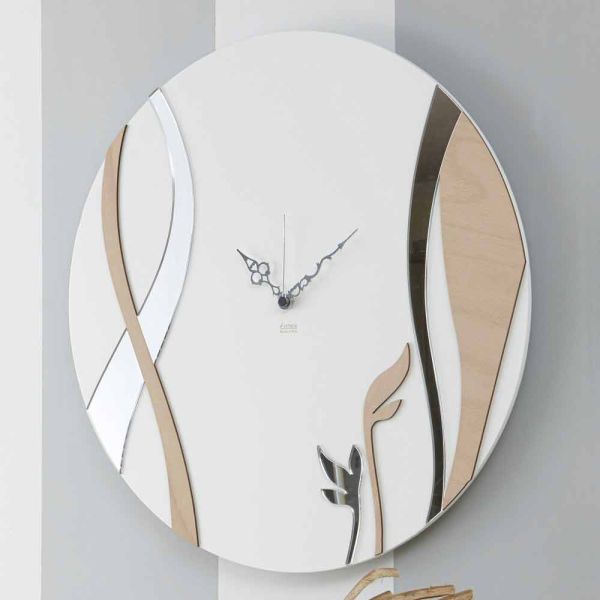 Moderne und runde wanduhr mit dekoriertem holzdesign - harmonie