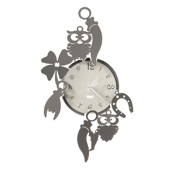 Runde design-wanduhr aus eisen mit fortuna-dekorationen - tibio