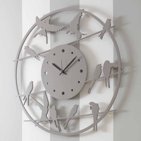 Große moderne design wanduhr in farbigem rundholz - vögel