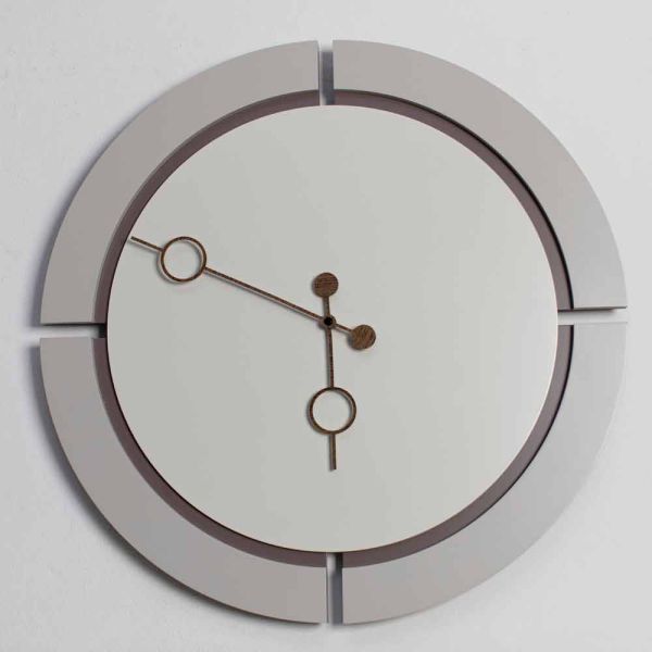 Große runde wanduhr im modernen design in braun- und beigeholz - osvego