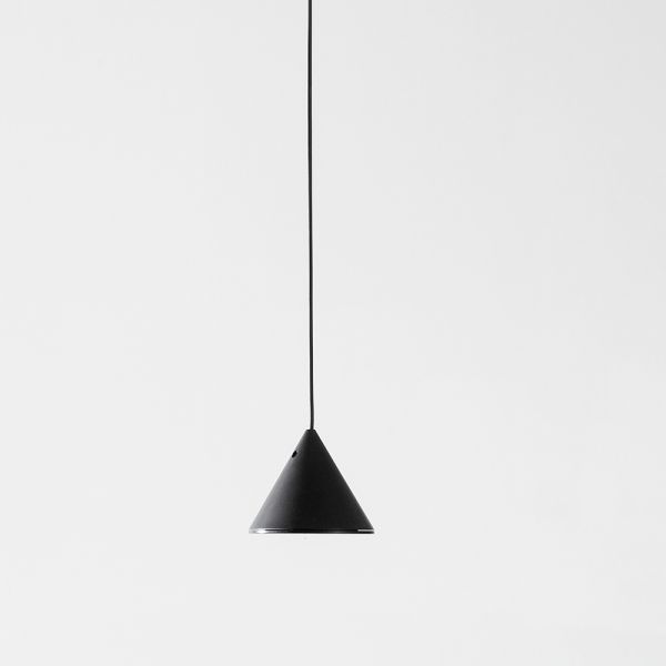 Wire stehlampe aus schwarzem aluminium und kleinem kegel minimal design - mercado