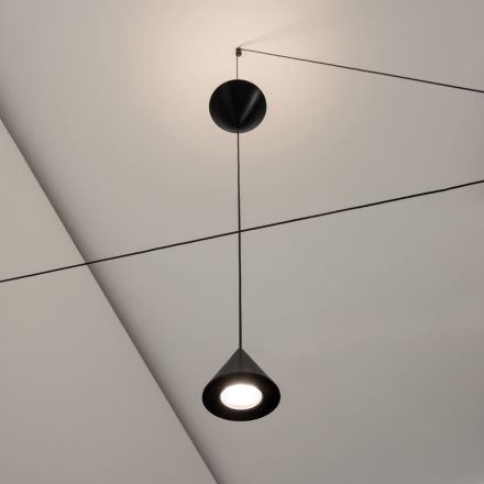 Stehlampe aus schwarzem Aluminium und minimalistischem Doppelkegel-Design - Mercado Viadurini