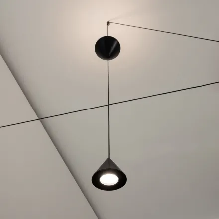 Stehlampe aus schwarzem Aluminium und minimalistischem Doppelkegel-Design - Mercado Viadurini