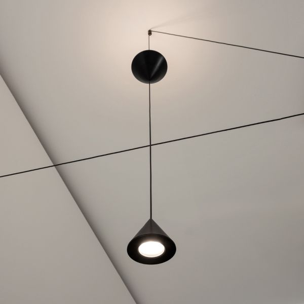 Stehlampe aus schwarzem aluminium und minimalistischem doppelkegel-design - mercado