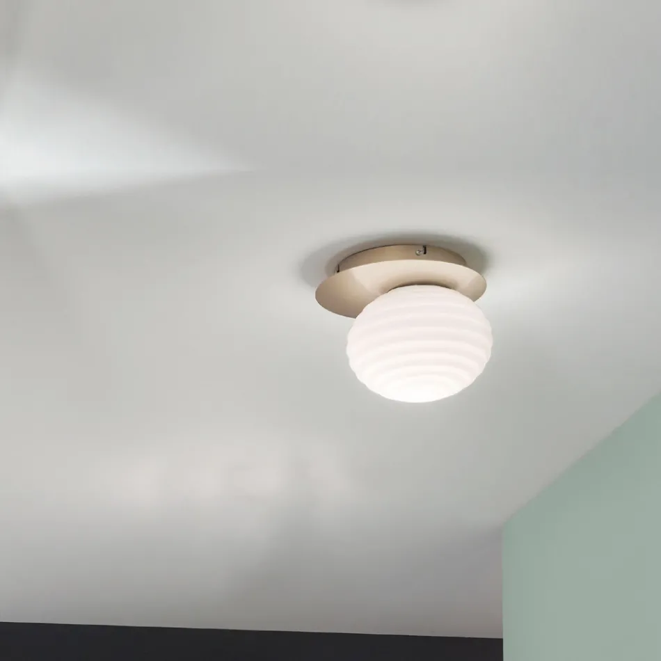 Wandlampe aus mundgeblasenem Glas mit Metallstruktur - Swallow Viadurini