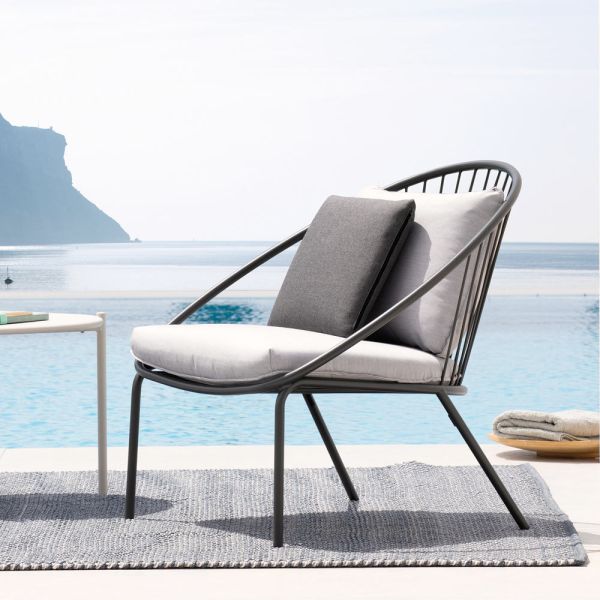 Niedriger stapelbarer gartensessel aus stahl made in italy - sansa