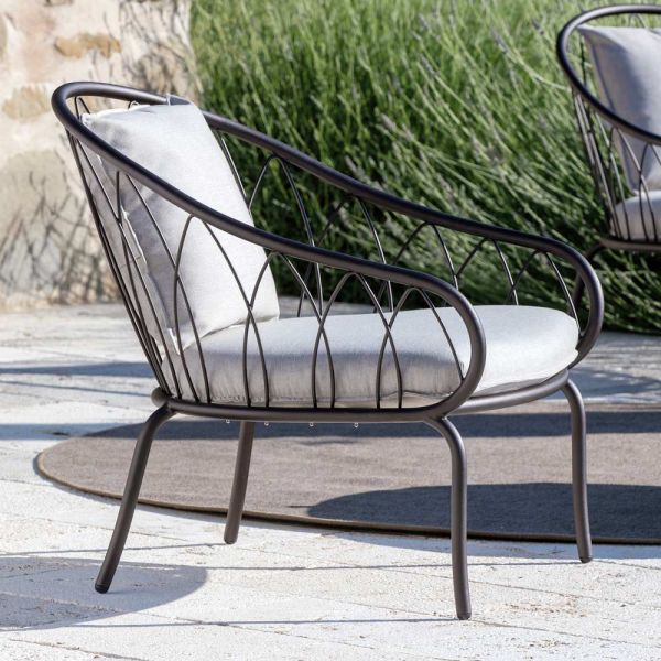 Niedriger gartensessel aus metall und kissen made in italy - fontana