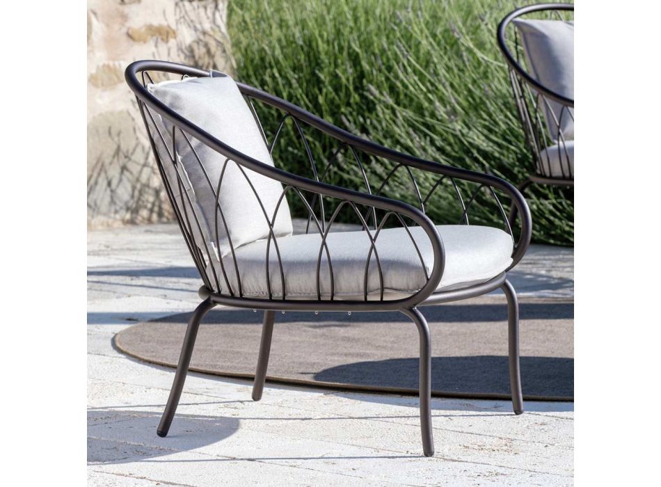 Niedriger Gartensessel aus Metall und Kissen