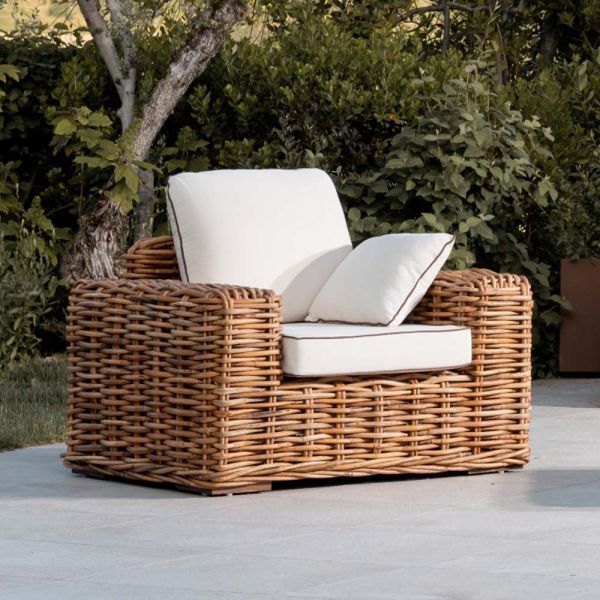 Outdoor-sessel aus natürlichem rattan mit kissen inklusive - keira