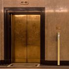 Säulenspenderhalter aus Luxusstahl in Schwarz oder Gold Made in Italy - Giovina Viadurini