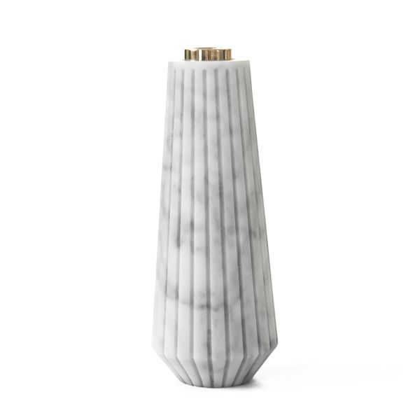Design-kerzenhalter aus gestreiftem weißem carrara-marmor und messing - amenia