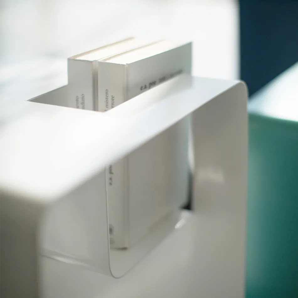 Hochwertiger farbiger Metallboden-Zeitungsständer Hergestellt in Italien - Imane Viadurini