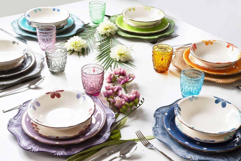 Komplettes Besteckset aus modernem Stahl