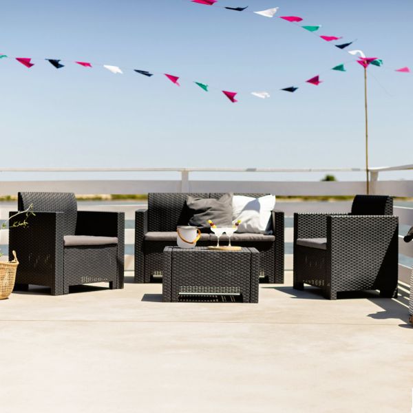 Wohnzimmer mit 1 sofa, 2 sesseln und 1 couchtisch mit sitzkissen - maschine
