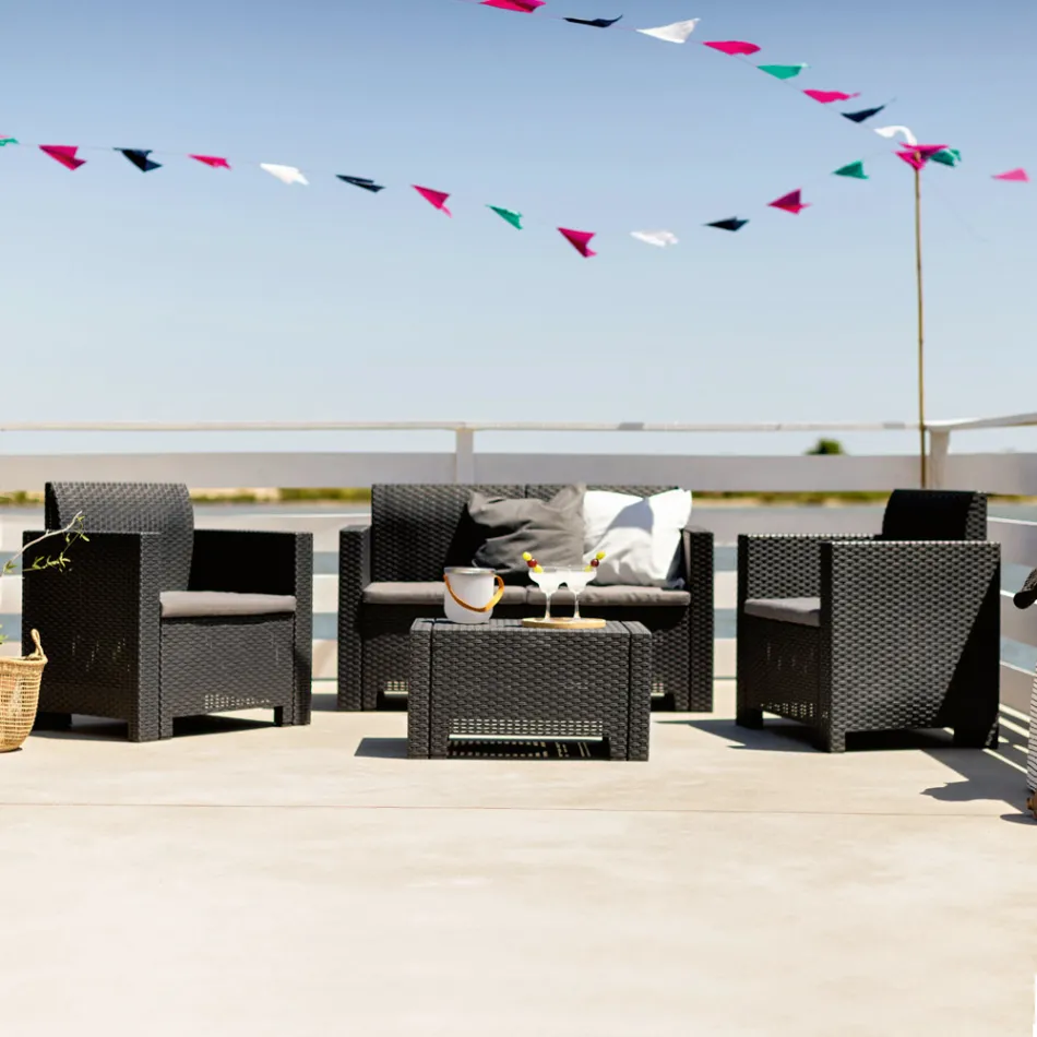 Wohnzimmer mit 1 Sofa, 2 Sesseln und 1 Couchtisch mit Sitzkissen - Maschine Viadurini