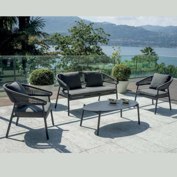 Outdoor-wohnzimmer mit kissen und abgerundeten armlehnen - zenith